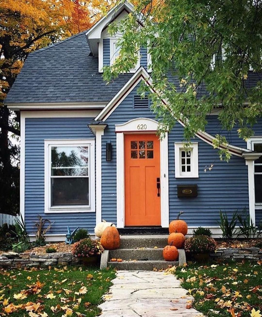 Красивый синий дом. Голубой домик. Красивый дачный дом. Оранжевый дом. Фасад дачи.