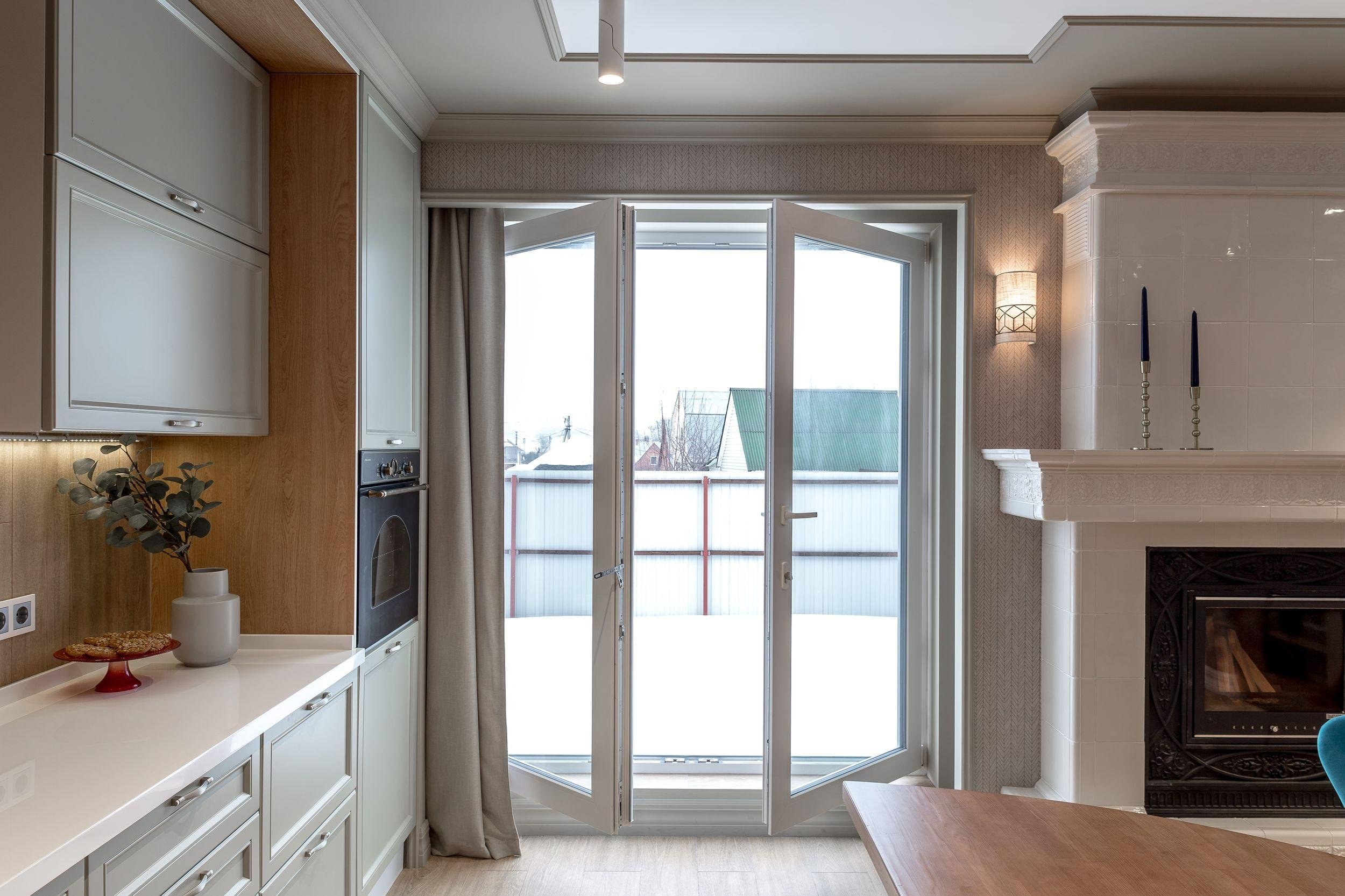 Дизайн белой кухни-гостиной в скандинавском стиле с окнами в пол