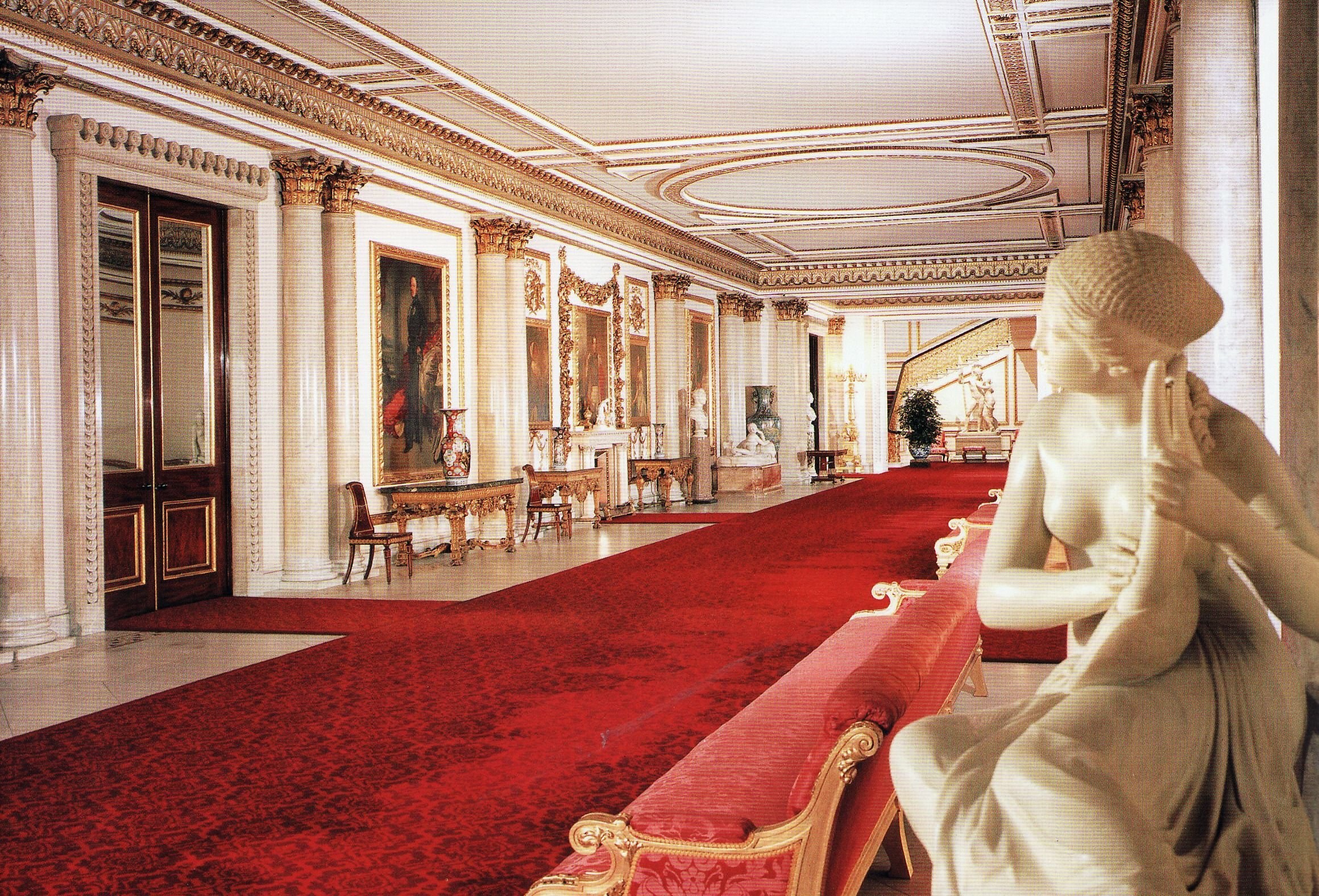 Palace collection. Grand Hall Букингемского дворца. Букингемский дворец спальня королевы. Букингемский дворец в Лондоне интерьер. Букингемский дворец интерьеры Королева.