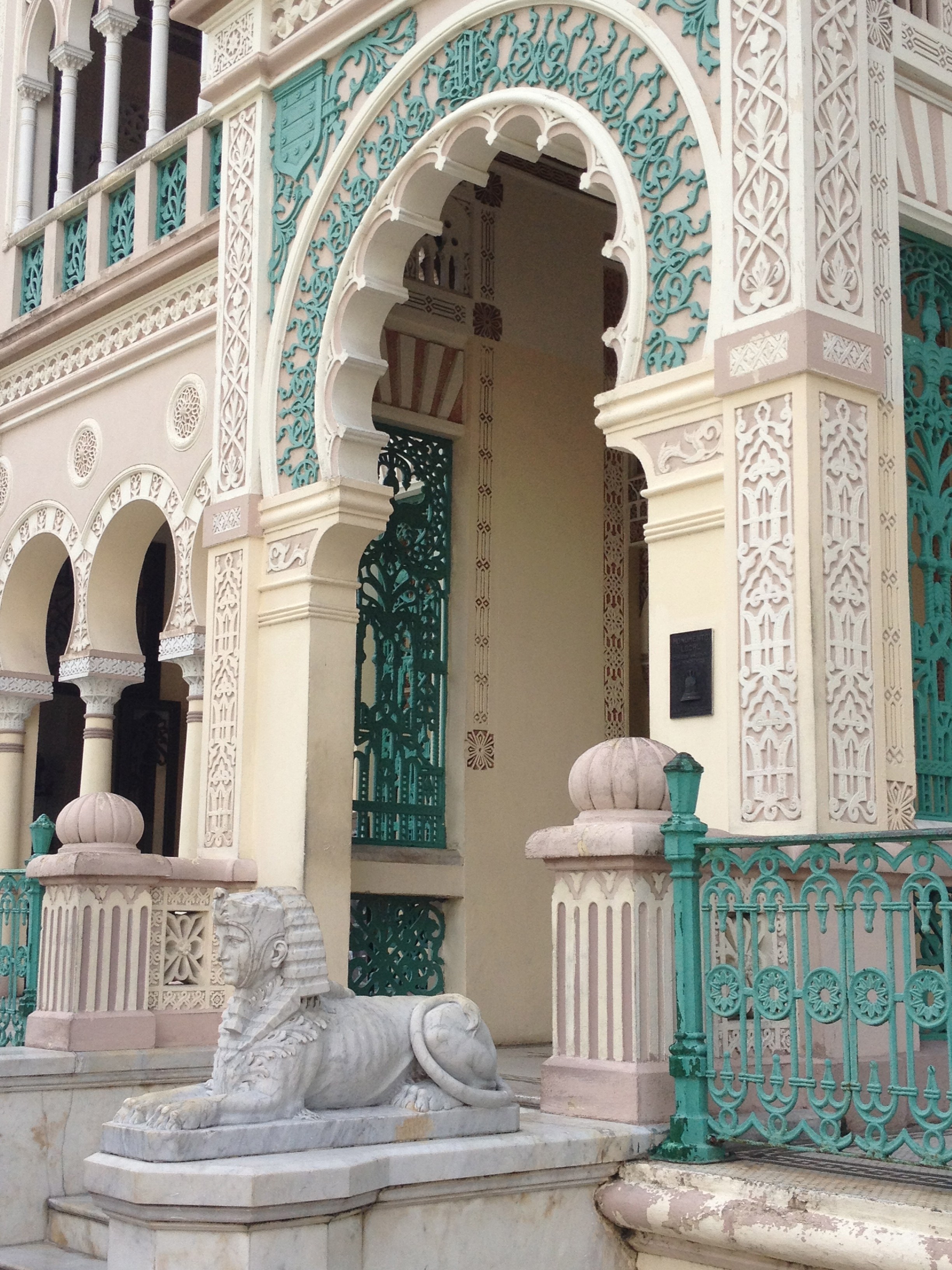 Арабские здания. Марокко арки архитектура. Арабский дворец Марокко. Архитектура Марокко альковы. Арабская архитектура Марокко.