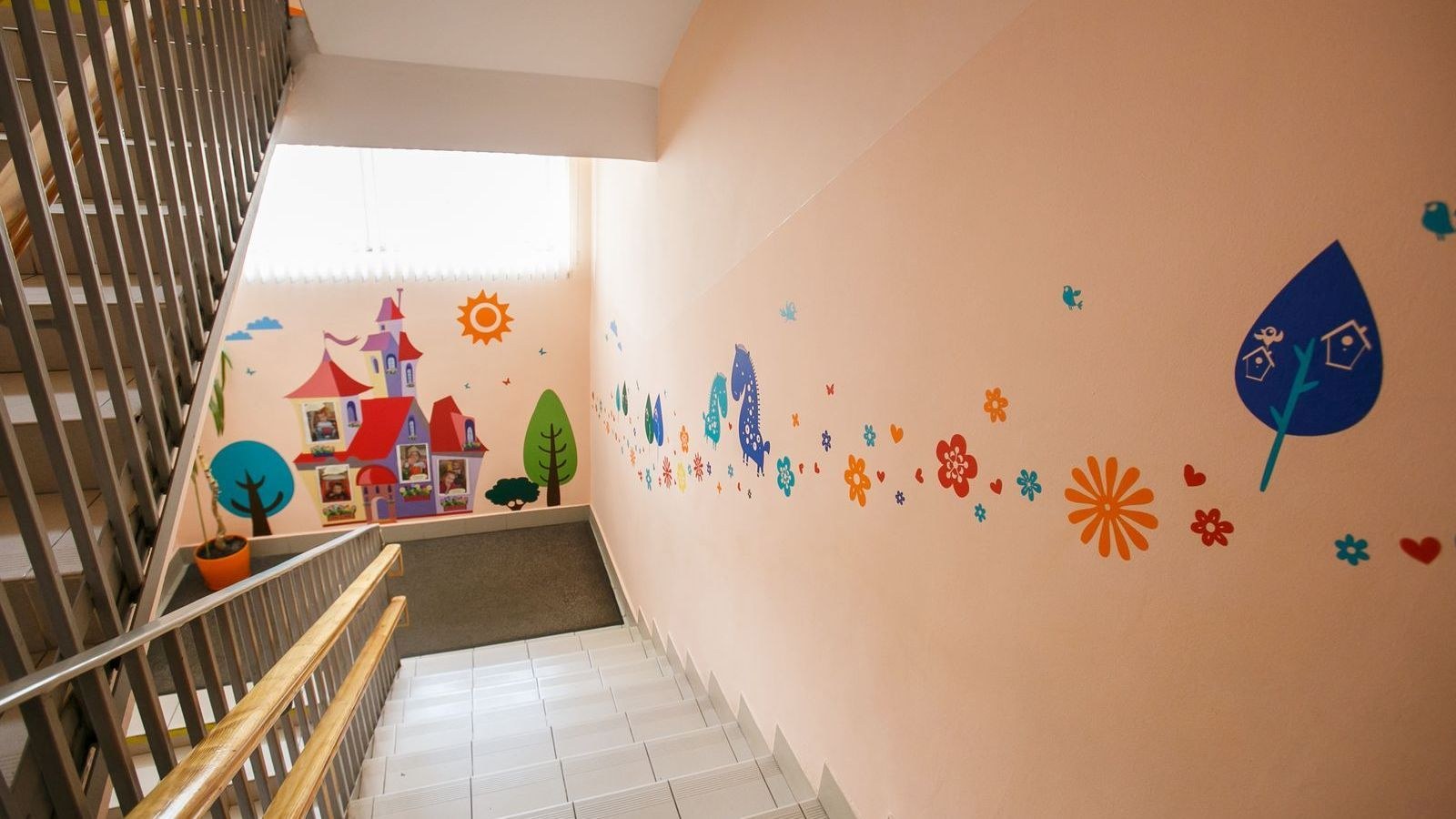 Оформление ребенка в садик. Украшение коридора в детском саду. Украсить стену в детском саду. Украшение стен в ДОУ. Декор коридор в детском саду.