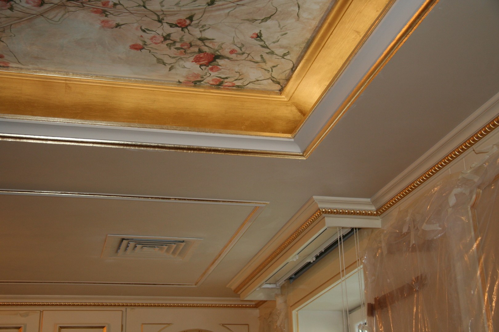 Плинтус потолочный для натяжного потолка фото в интерьере