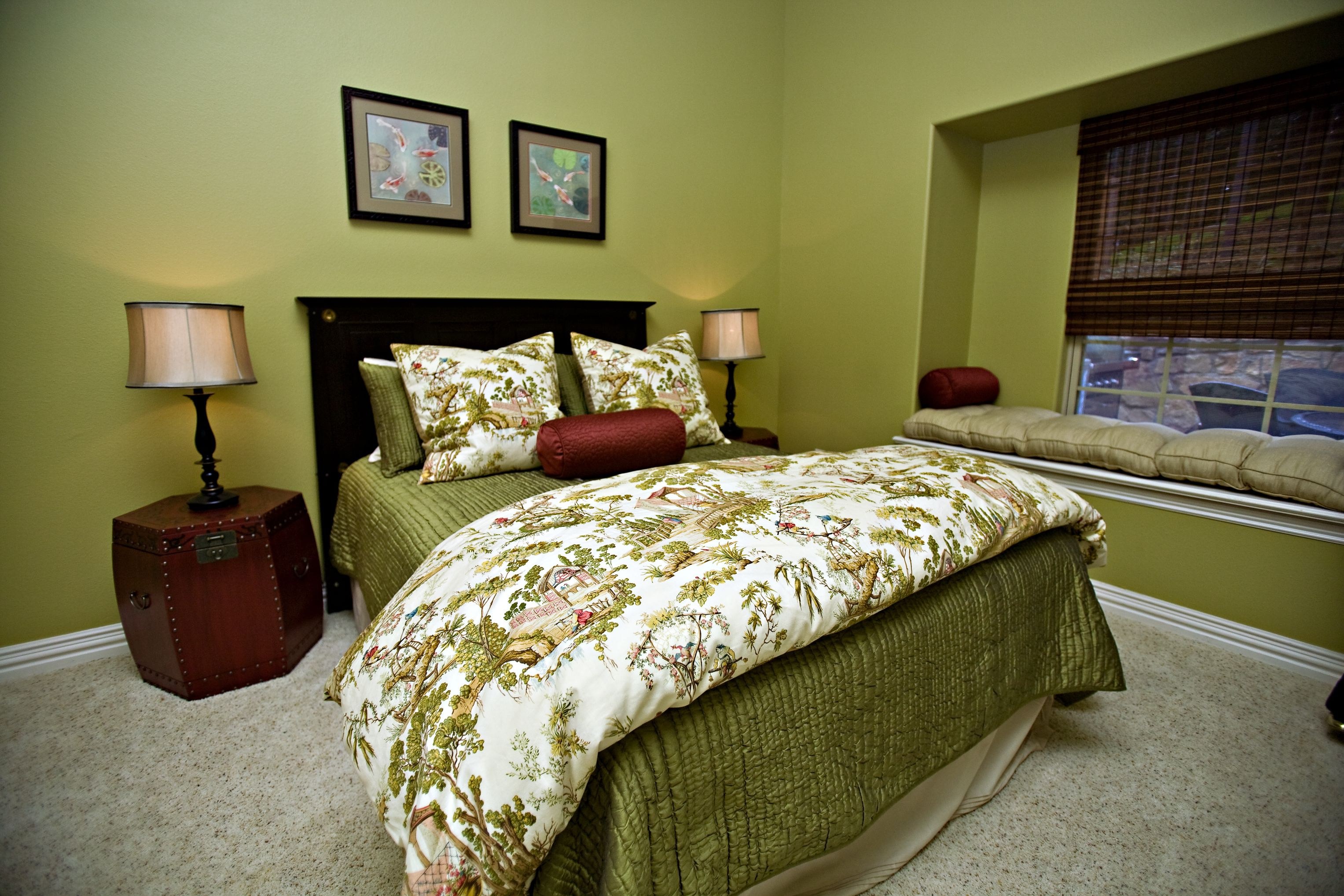 Обои зелено коричневые. Бенджамин Мур зеленый интерьер. Спальня в оливковых тонах. Спальня в зеленых тонах. Спальня в зеленом цвете.