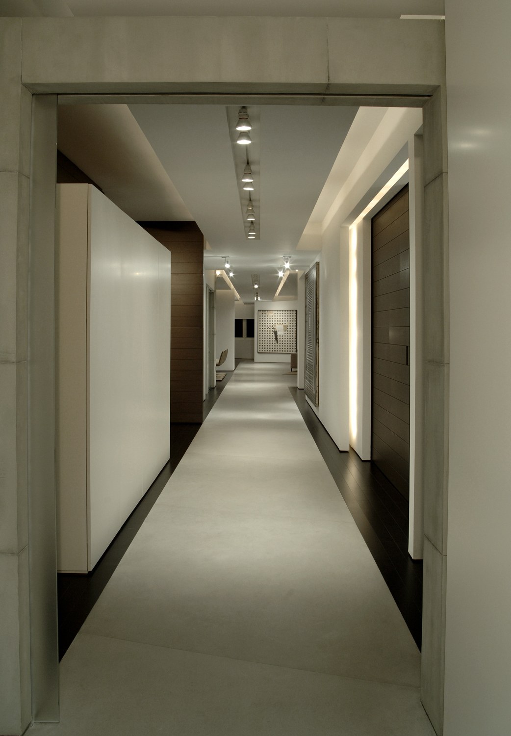 Освещение коридора в офисе