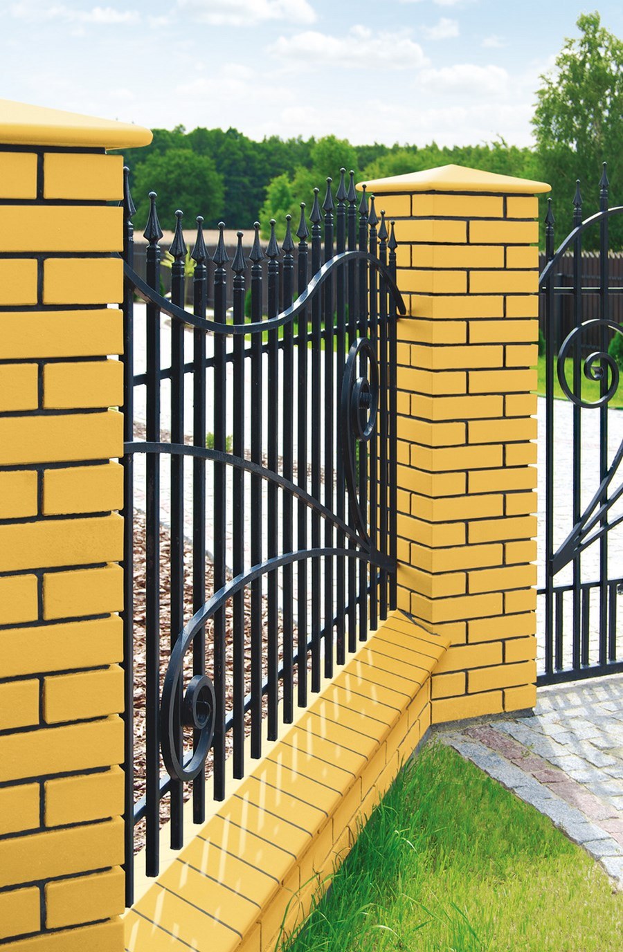 Заборы из кирпича и профтрубы