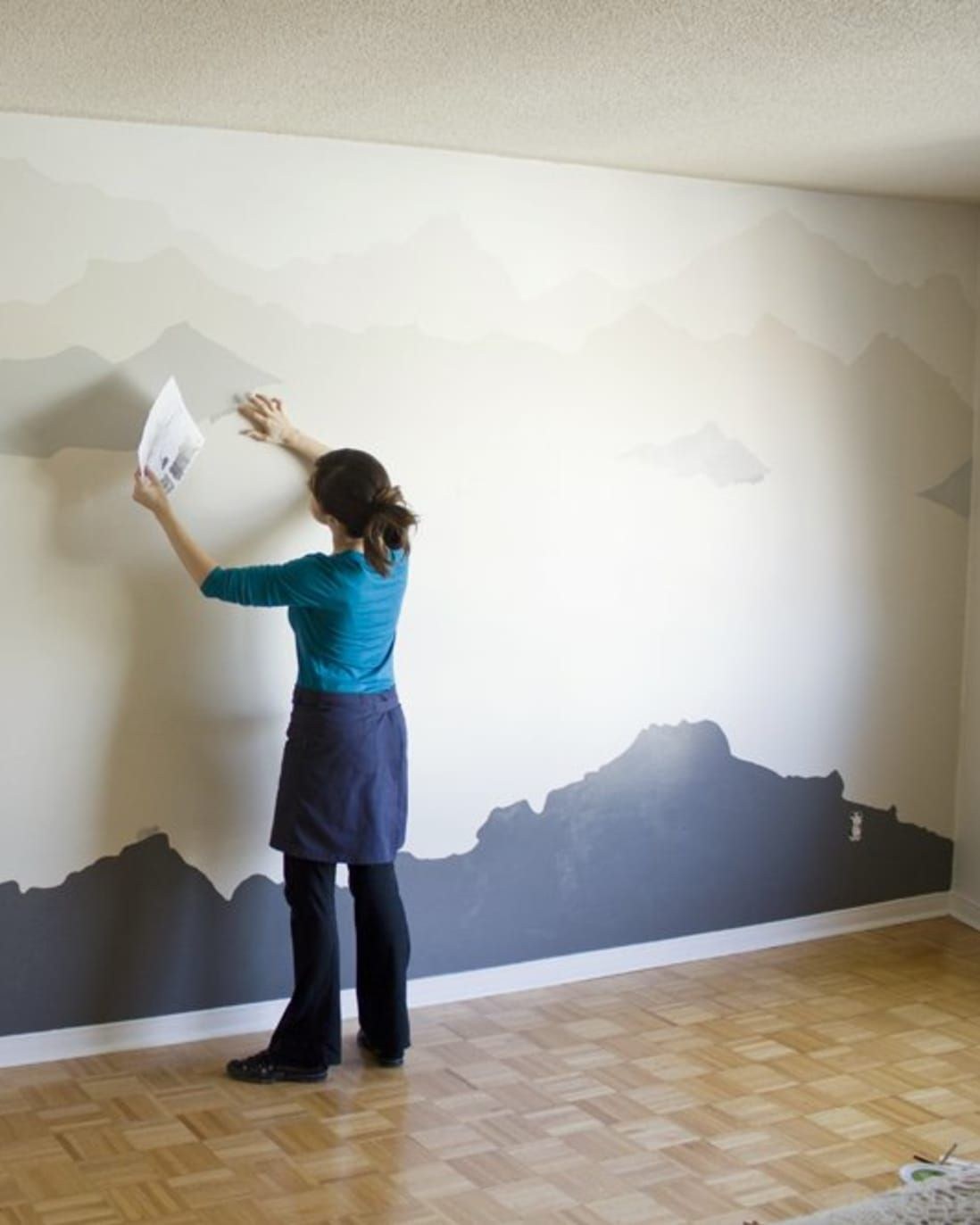 Что использовать вместо обоев. Покрасить стены горы. Покраска стен своими руками. Крашеная стена в виде гор. Как покрасить стены.