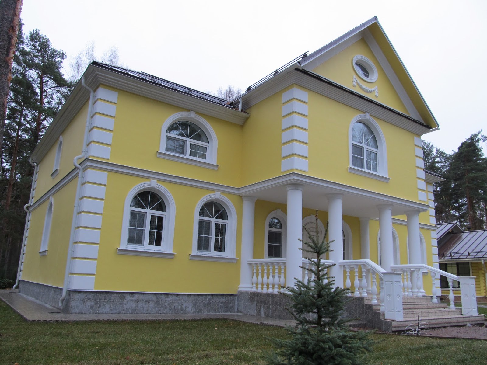 Покраска домов спб. Желтый фасад. Декор для фасадов домов. Дом с желтым фасадом. Фасадный декор из пенопласта.