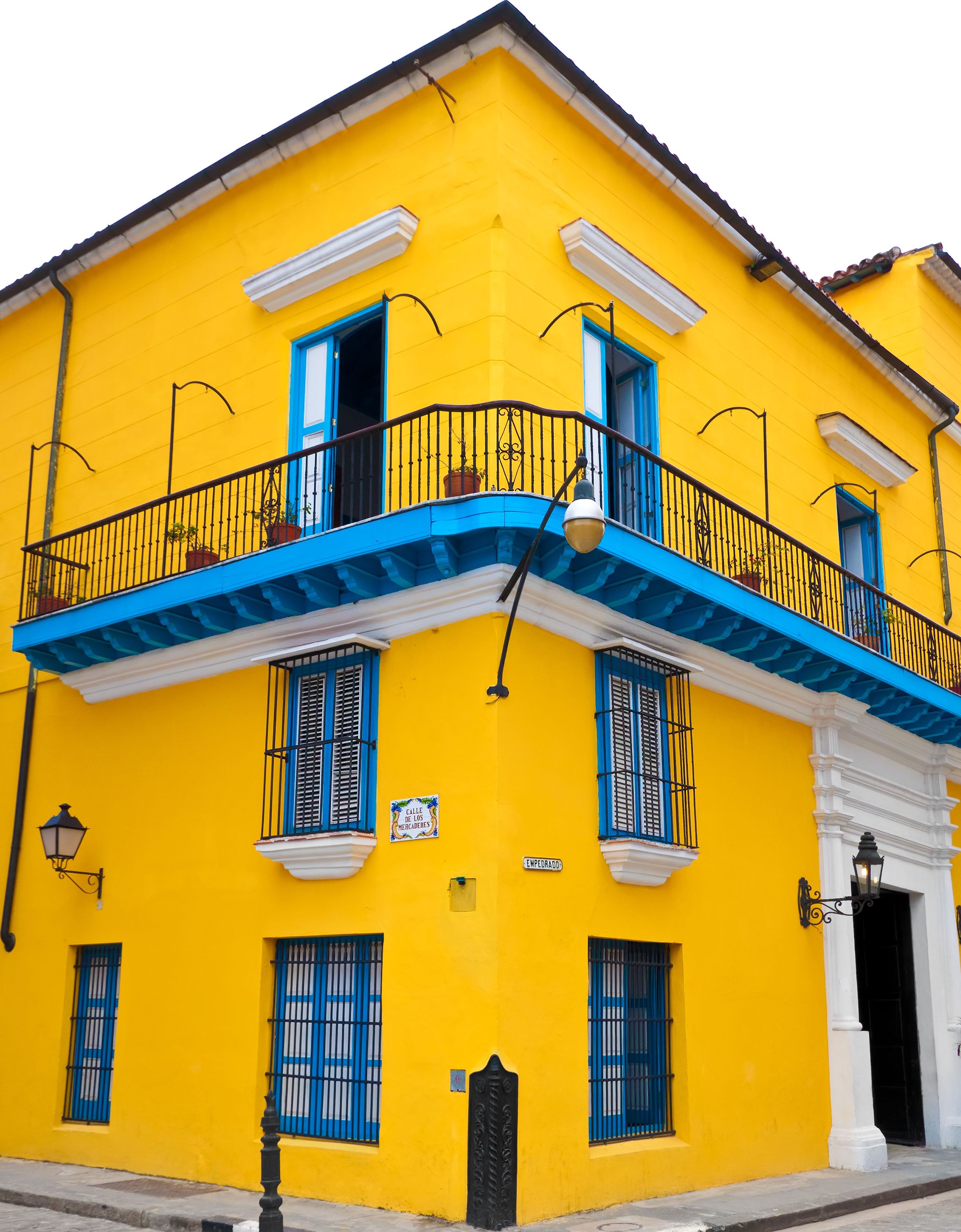 Горчичный дом. Желтый фасад. Желтый фасад дома. Дом желтого цвета. Домик желто синий.