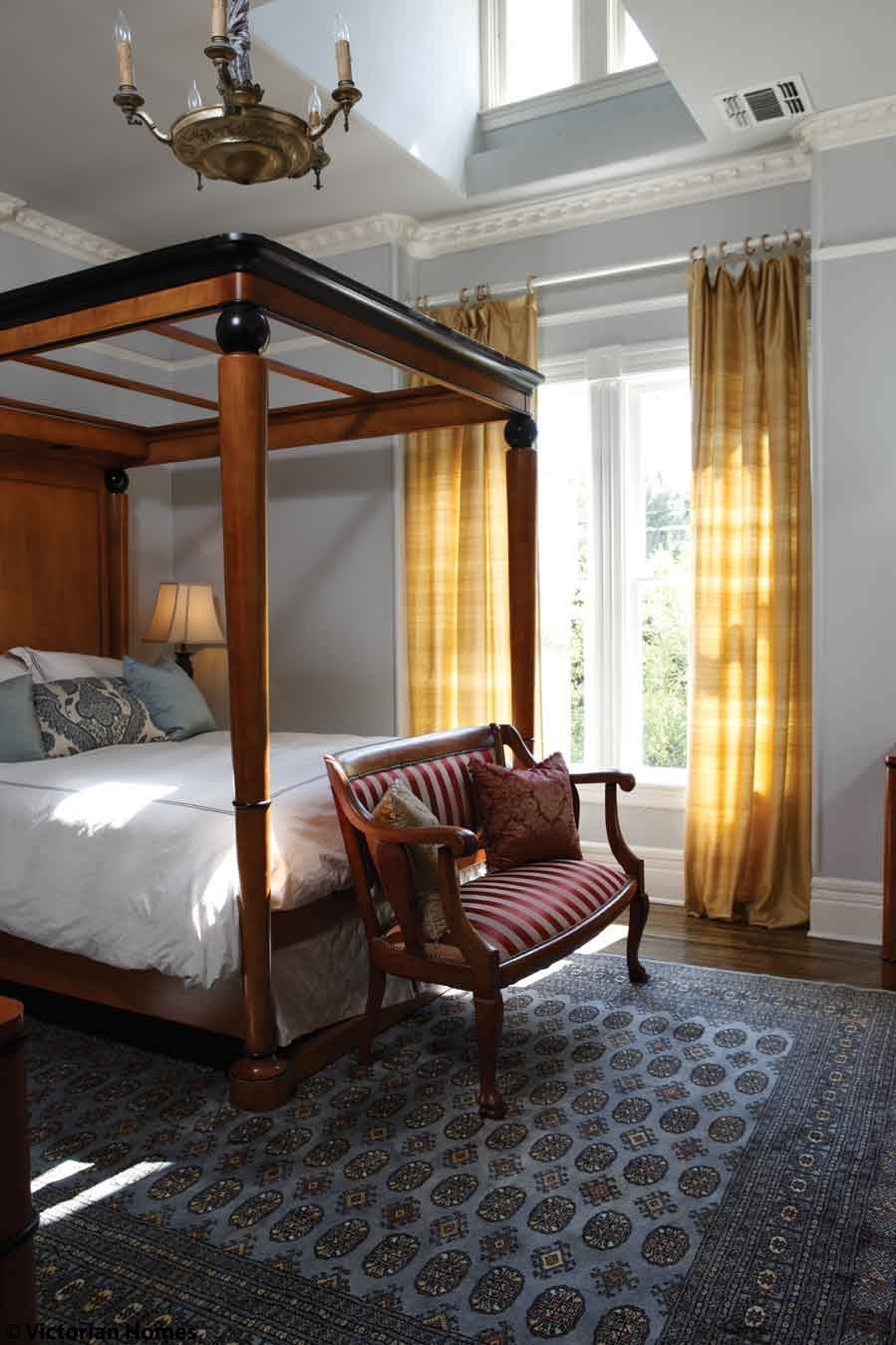 Антикварный диван