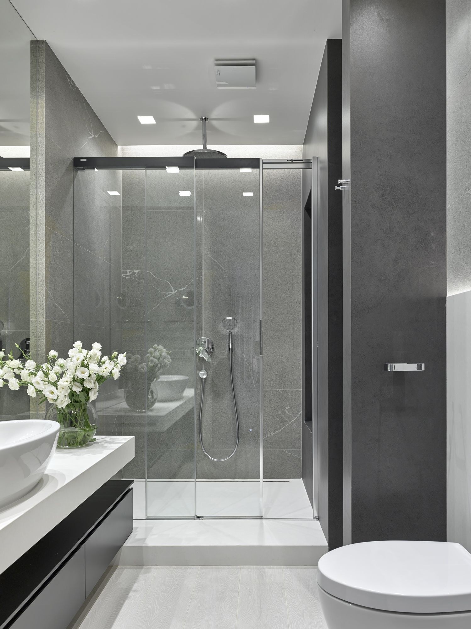 Дизайн ванной комнаты 2024 с душевой. Современная душевая комната. Стильные Ванные комнаты. Серая ванная комната. Стильные душевые комнаты.