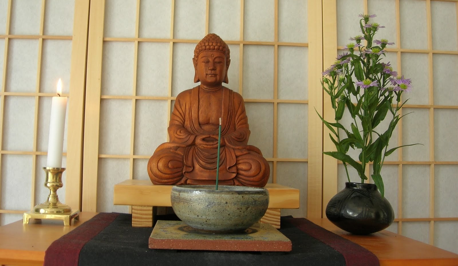 Рябинушка рассказ на дзен. Сангха буддизм. Дзэн-буддизм алтарь. Подношения Будде. Цветы храм подношения Будде.