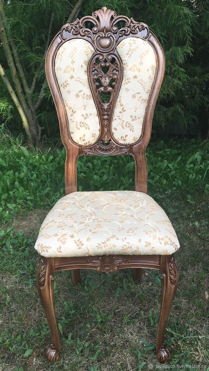 Резные стулья