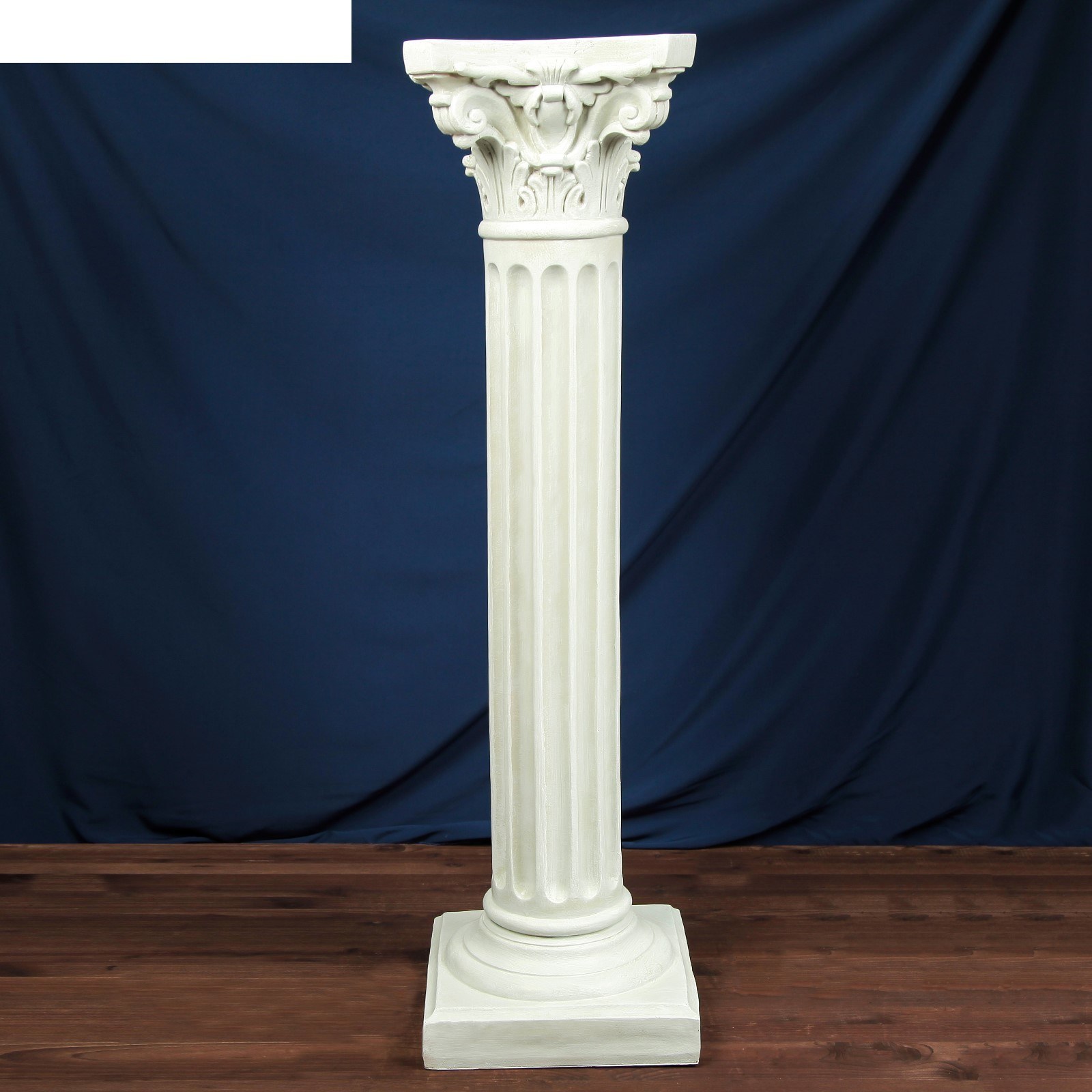 колонны в интерьере из скульптур