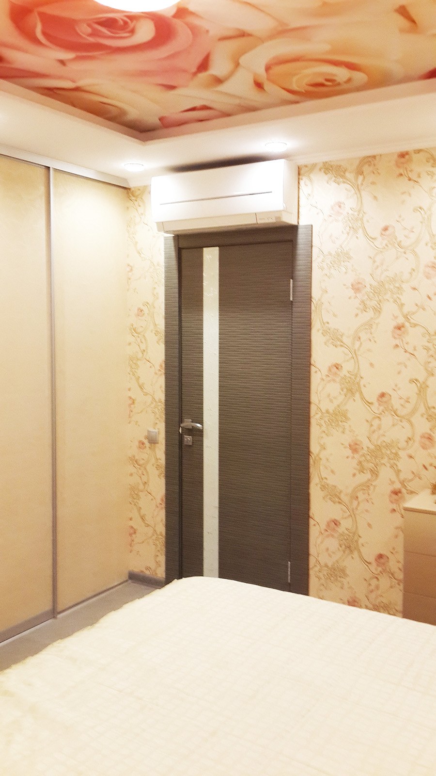 Кондиционер над дверью в спальне