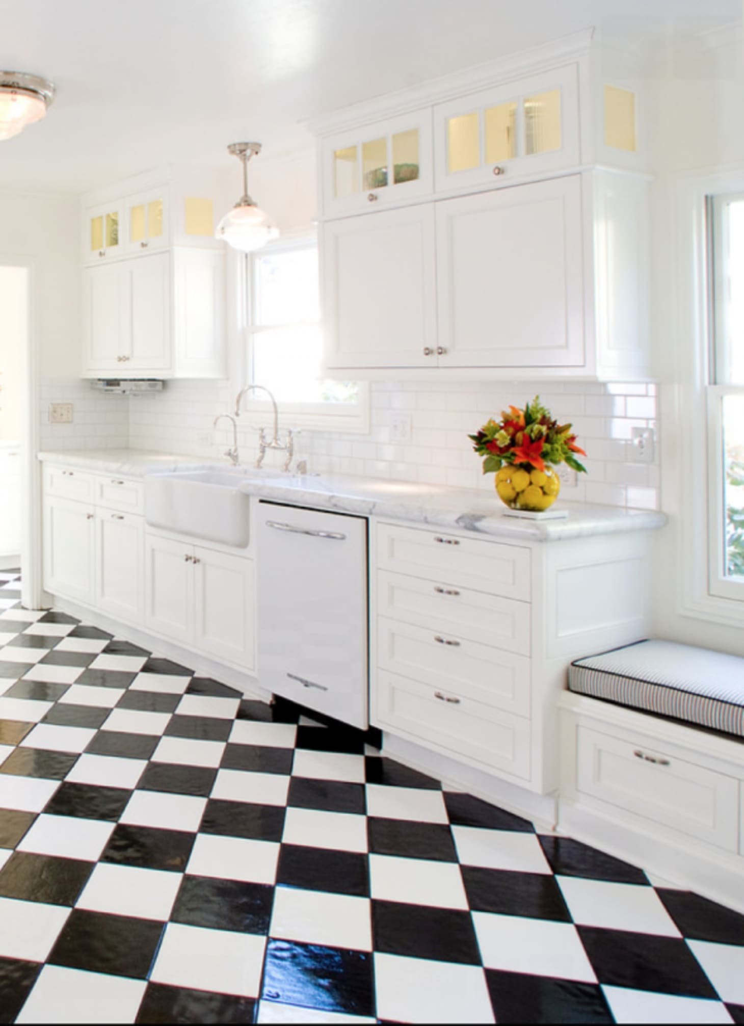 Черно белая кухня плитка. Эклектика белая кухня плитка пол. Плитка под белую кухню. Белая плитка на кухне. Белая кухня с белой плиткой.