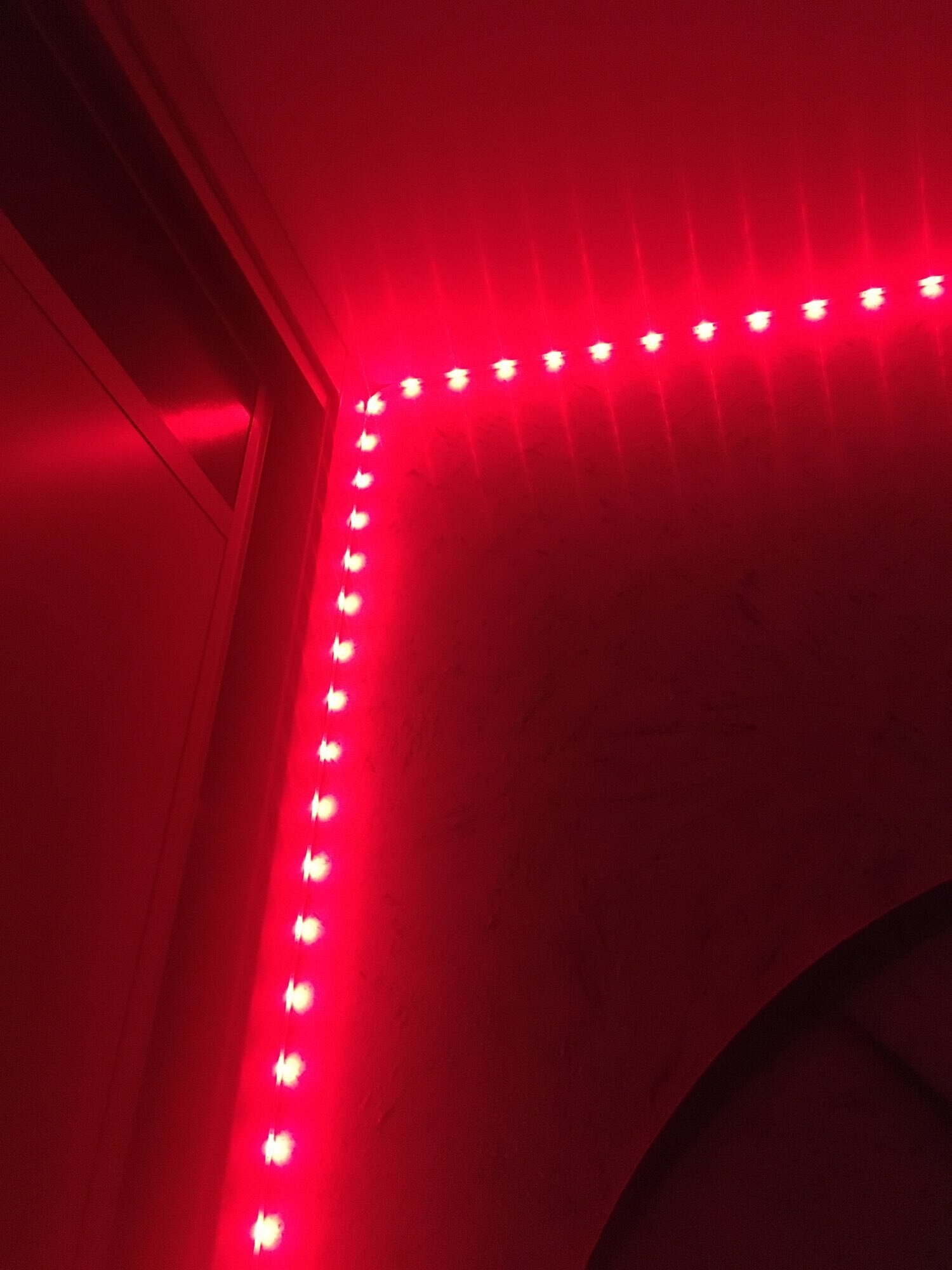 Купить красную подсветку. Подсветка. Комната со светодиодами. Комната с подсветкой. Цветная подсветка.