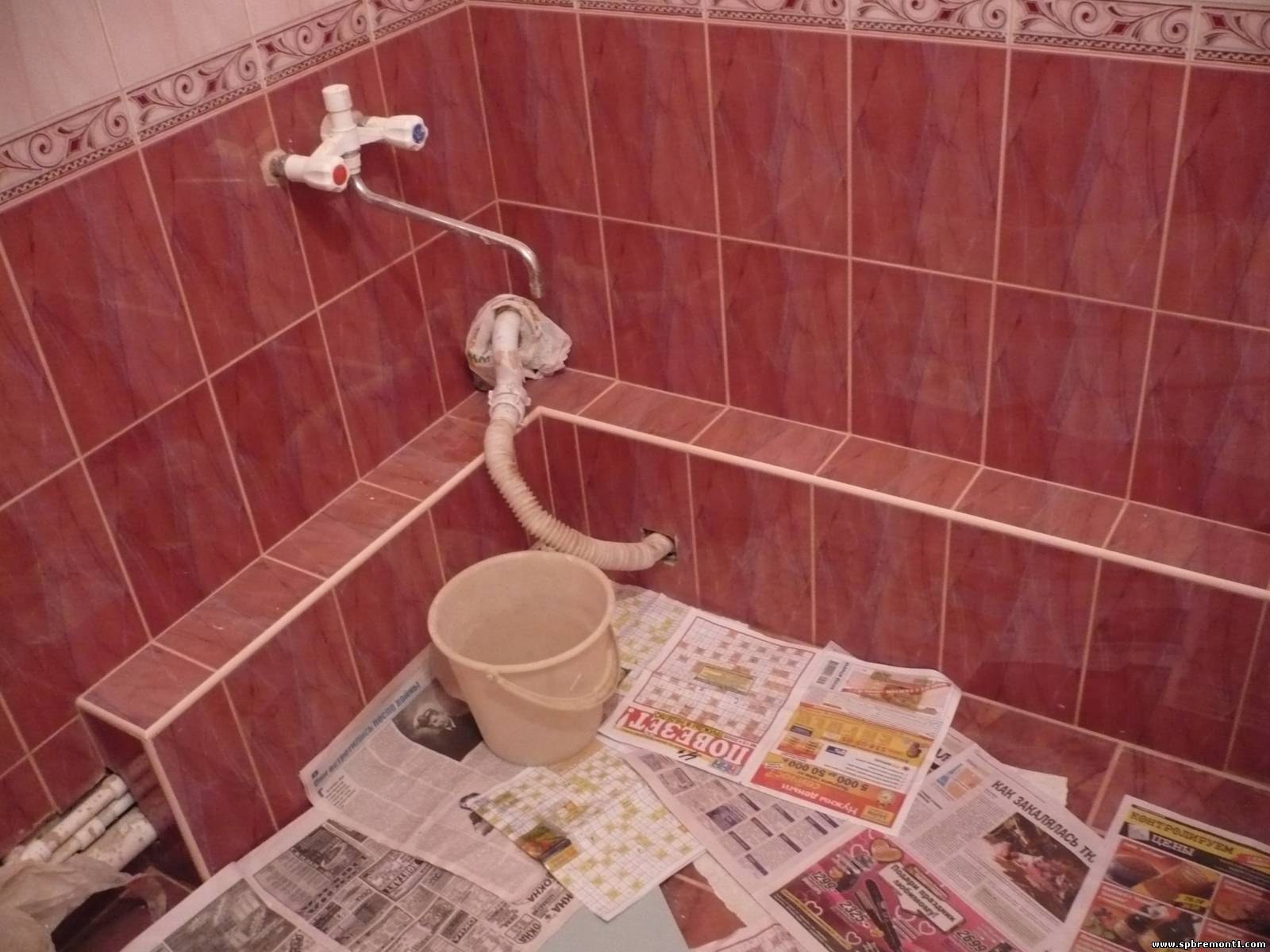 Ванная комната стояк. Замаскировать трубы в ванной. Трубы под плиткой. Трубы в ванной поверх плитки. Скрыть канализационные трубы в ванной.