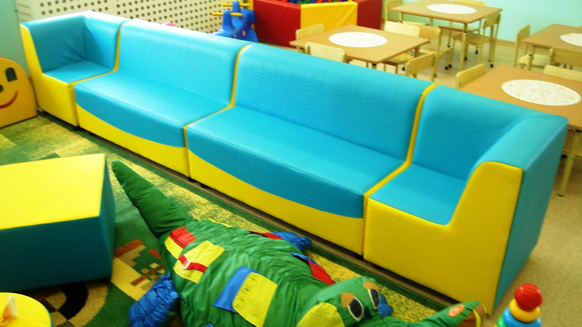 детский диван из кожзама