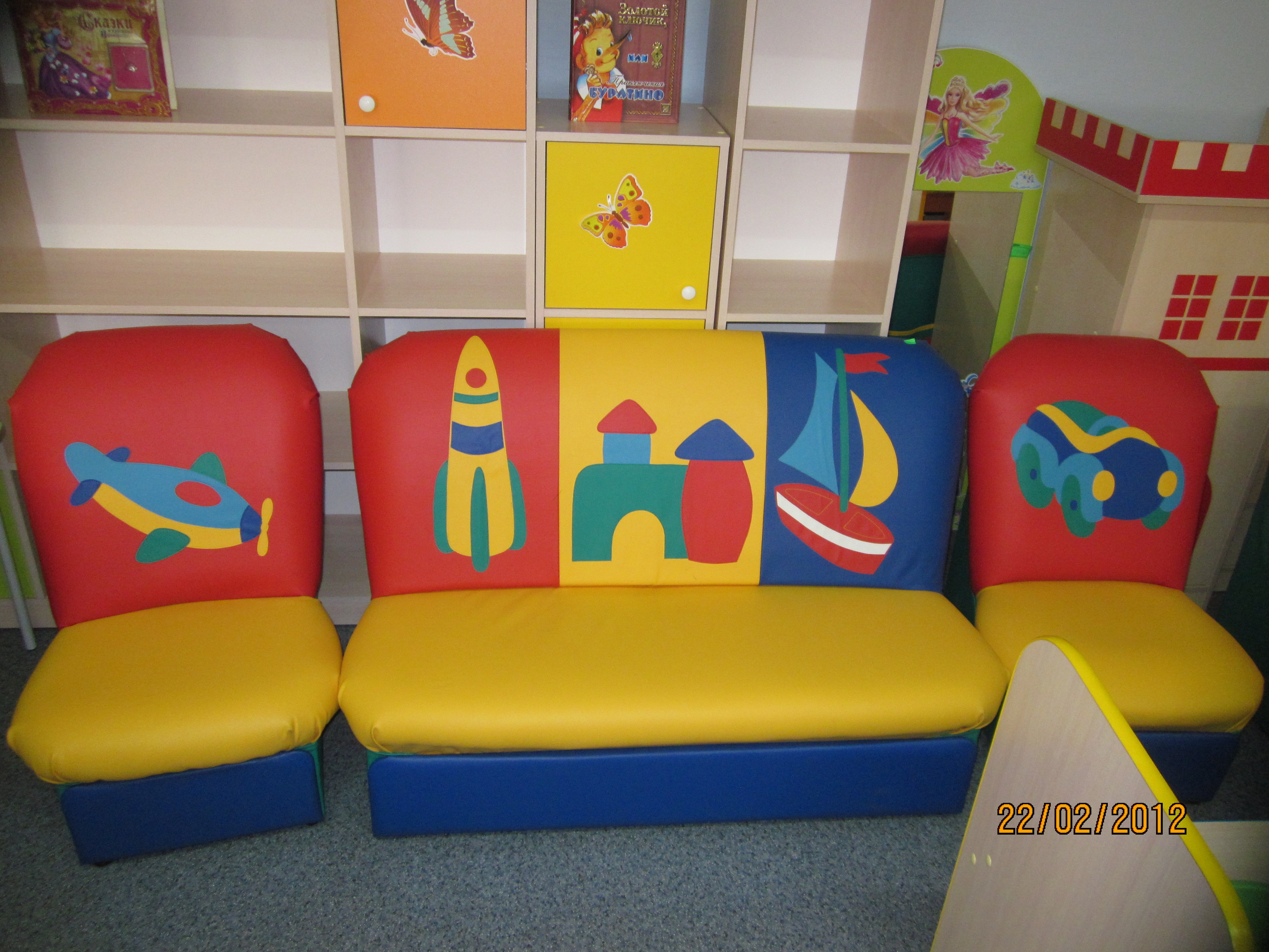 Мебель в ясли. Мебель для детского сада. Мягкая мебель для детского сада. Мягкий уголок в детский сад. Диванчик для детского сада.