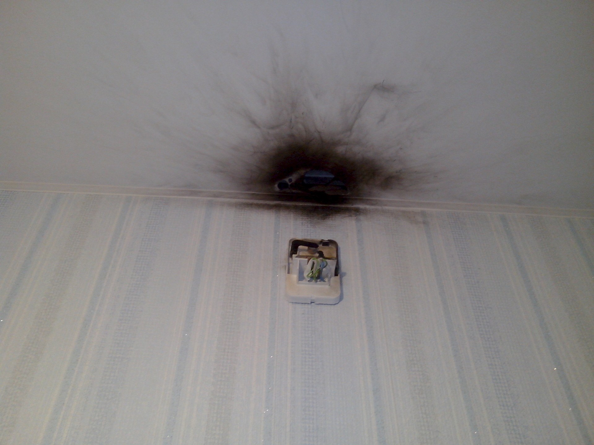 Запертое отверстие. Дырка в натяжном потолке. Прожгли натяжной потолок. Отверстие в натяжном потолке. Мышь в натяжном потолке.