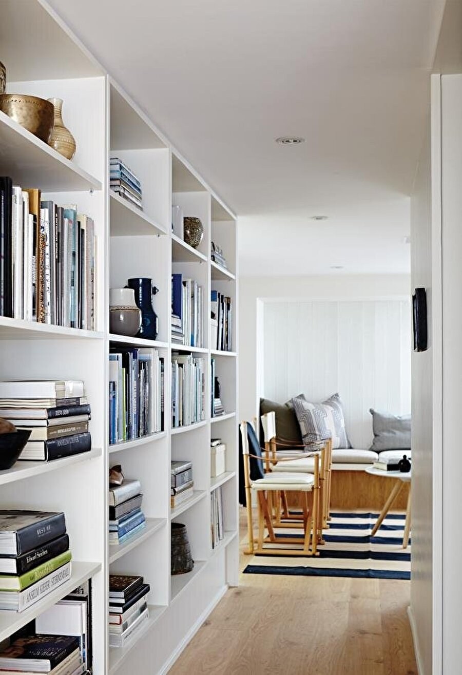 Книжный стеллаж в коридоре