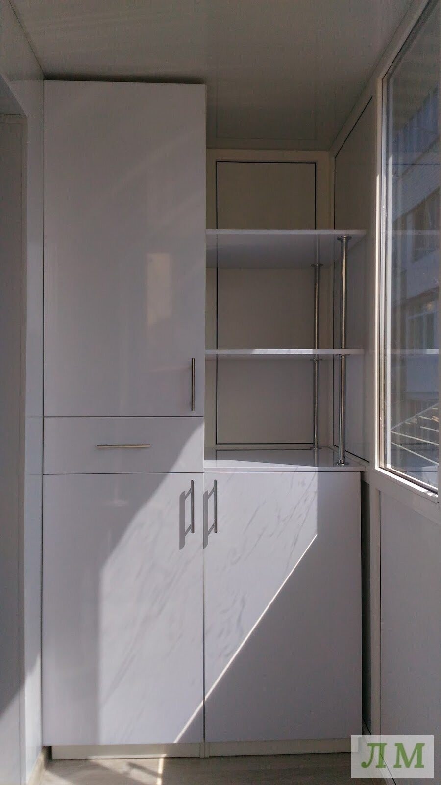 Балкон с диванчиком и шкафом