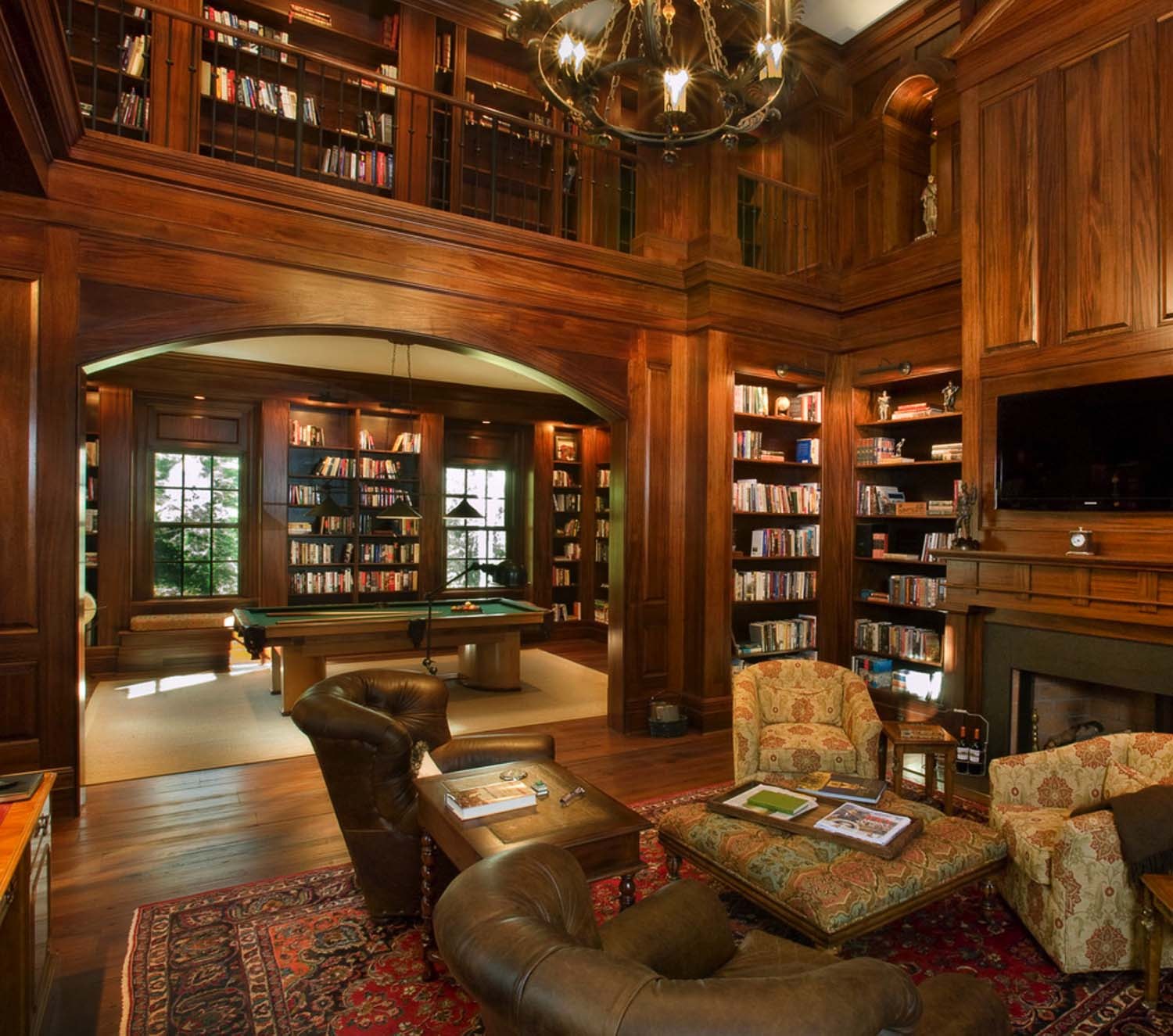 Library hosts. Библиотека в доме. Библиотека в частном доме. Интерьер библиотеки в частном доме. Красивая домашняя библиотека.