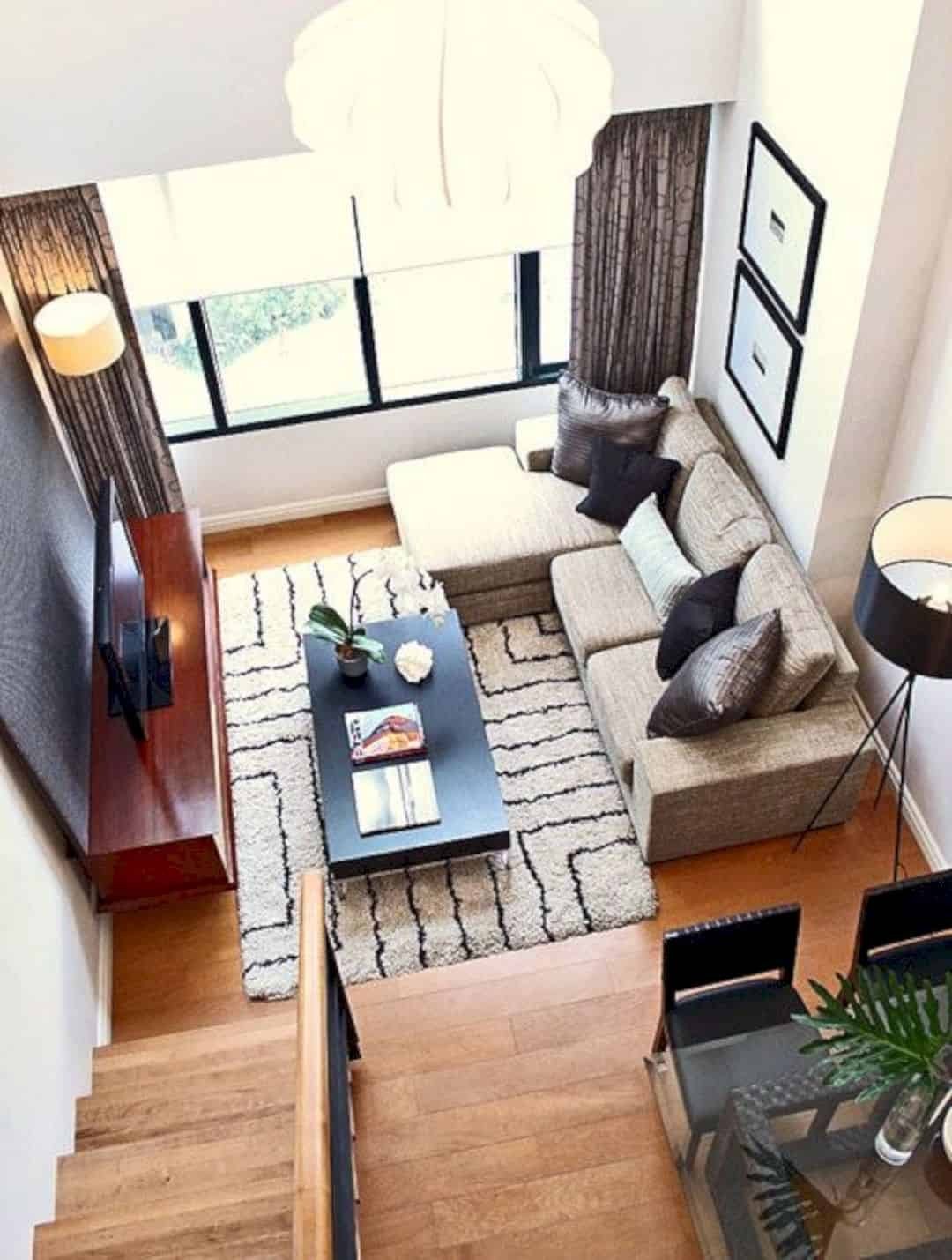 Размещение мебели в комнате. Интерьер маленькой квартиры. Интерьер однокомнатной квартиры. Маленькая узкая гостиная. Интерьер маленькой гостиной.