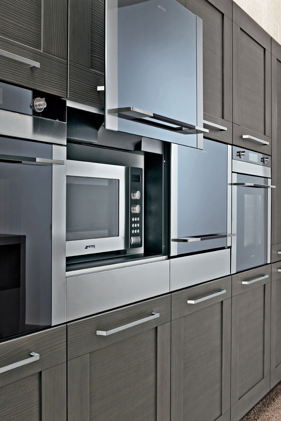 Кухня с золотым холодильником