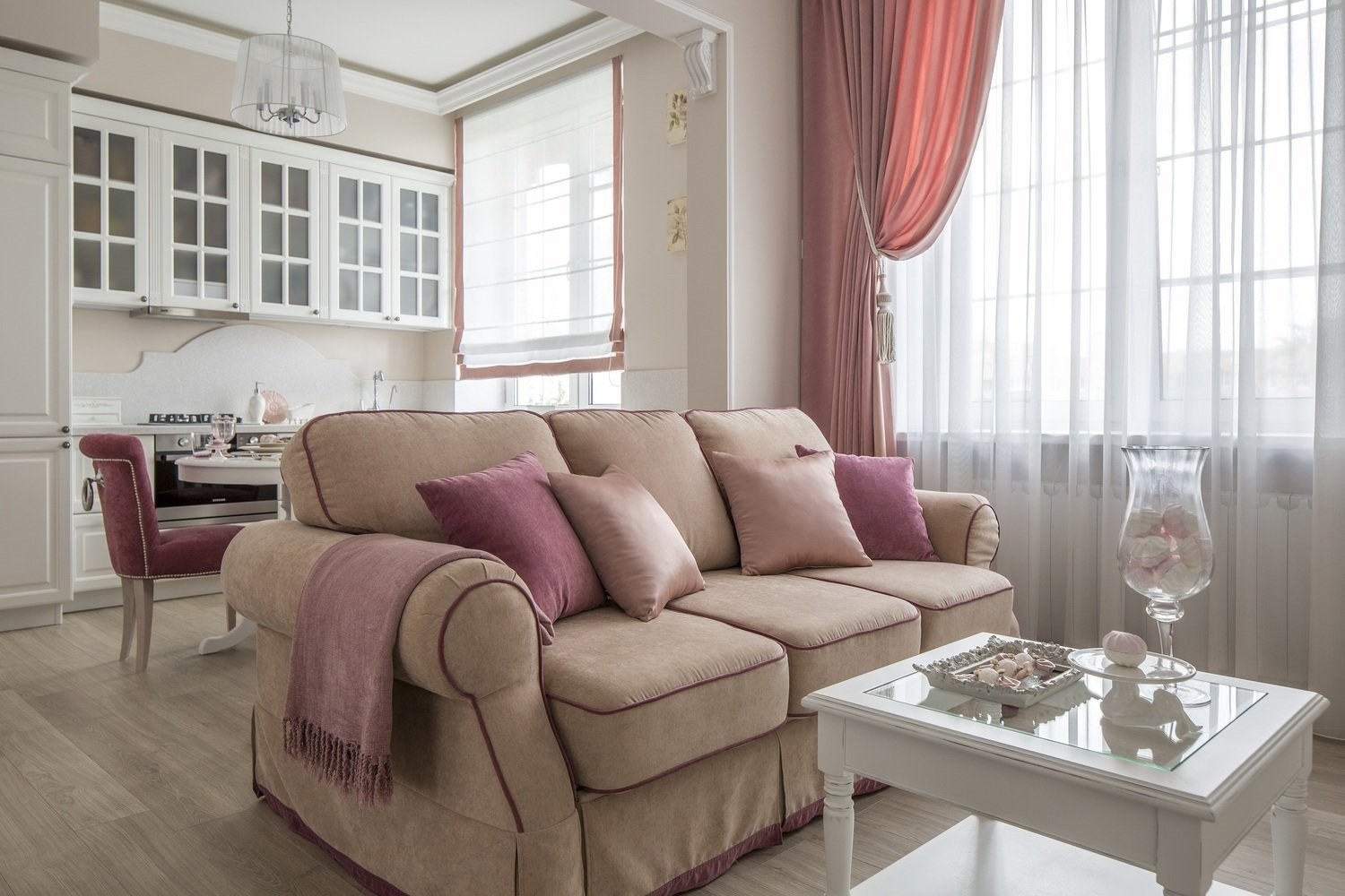 диван цвета пыльной розы в интерьере гостиной сочетание со шторами