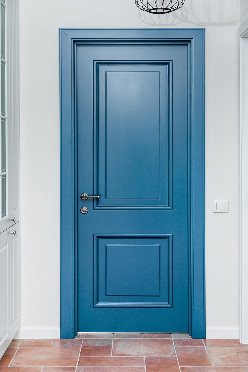 Яркие синие двери в цвет плинтуса