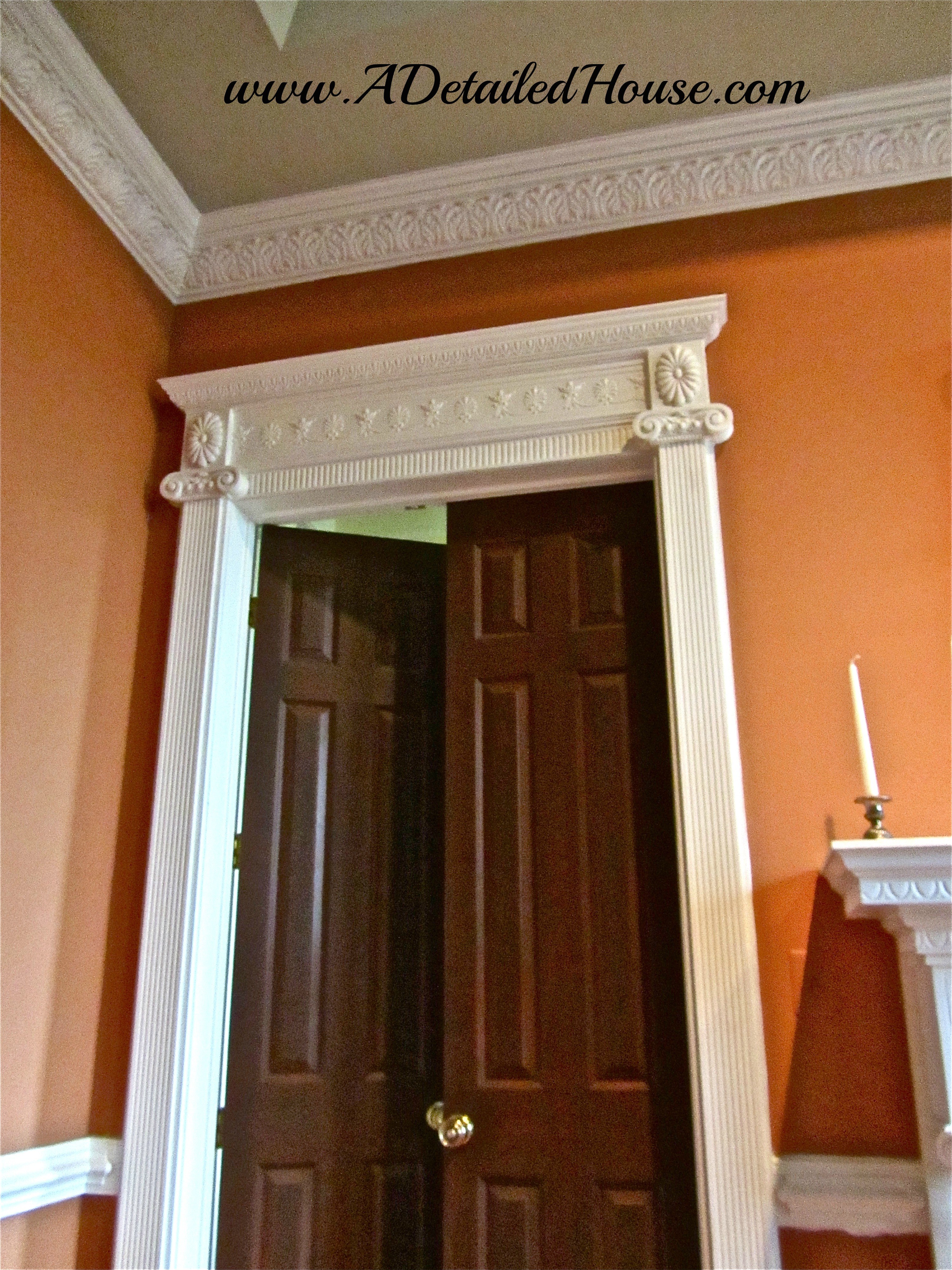 дверь с двумя цветами. около дверей как называется. несколько дверей рядом. двойная металлическая дверь. дверь деревянная филенчатая чертеж.