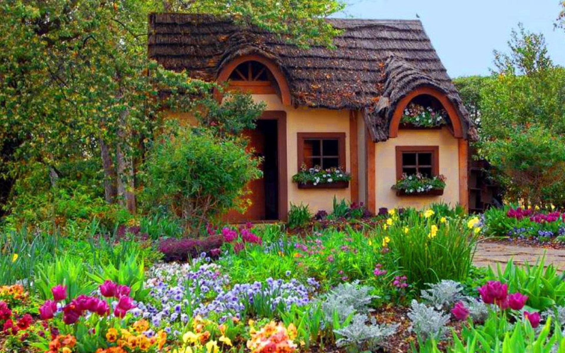 Постройка дома в саду. Красивая дача. Сказочный домик. Домик в саду. Красивый домик с садом.