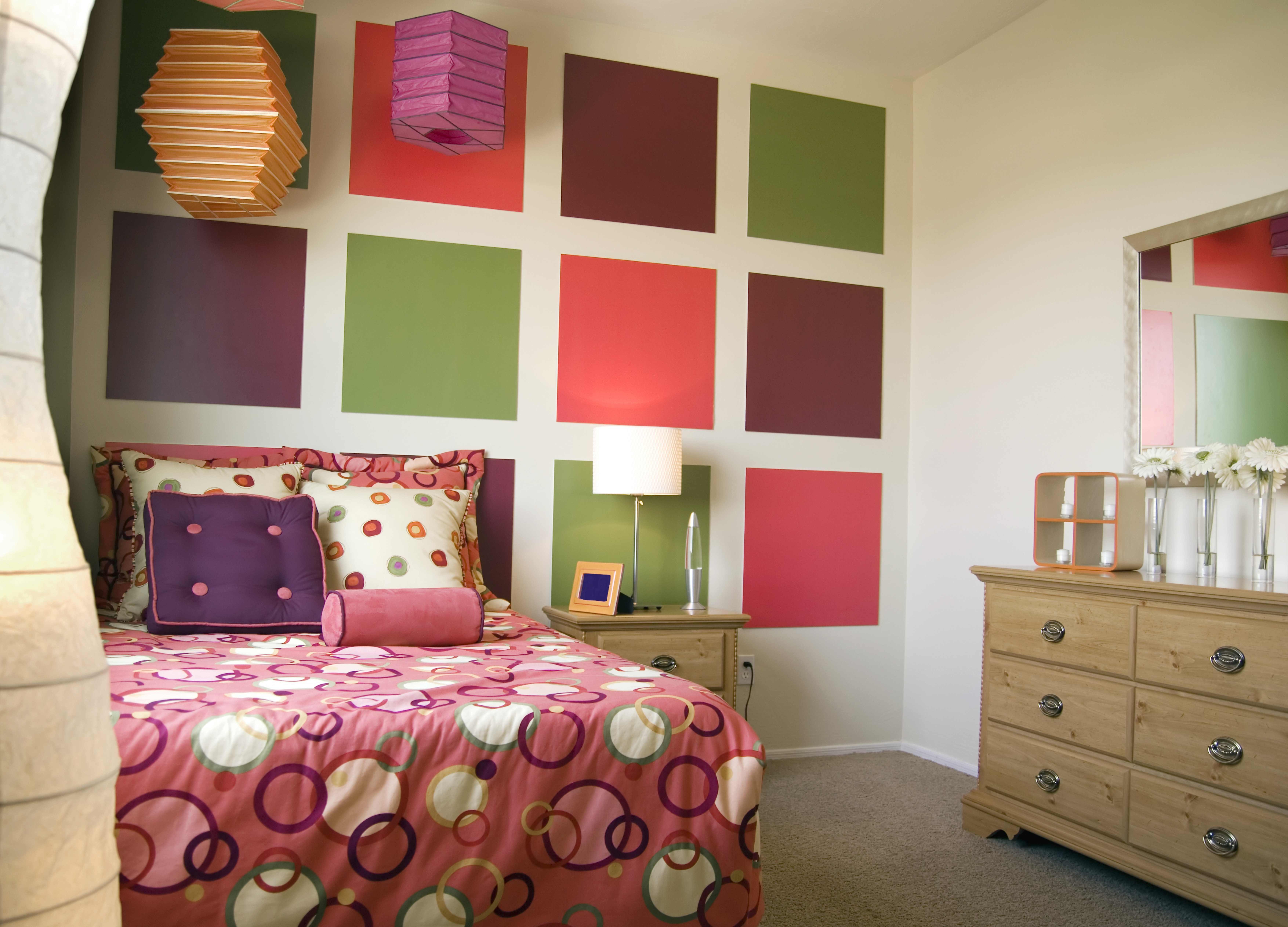мебель разная по цвету в одной комнате