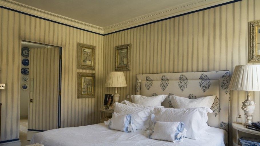 Обои в полоску для стен в интерьере