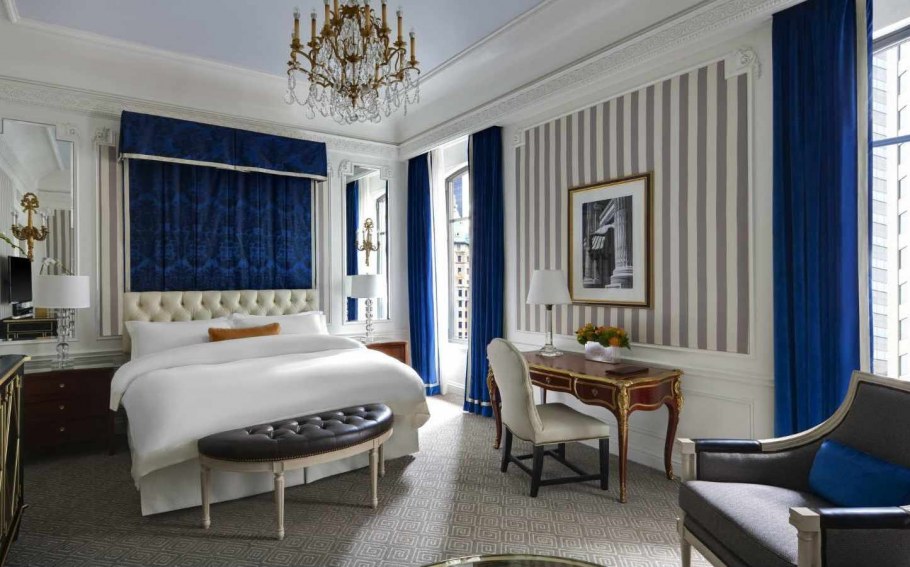 Полосатые обои в изголовье кровати