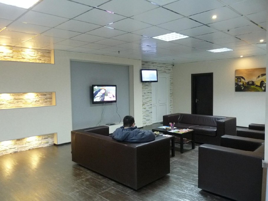 Интерьер офиса автосервиса