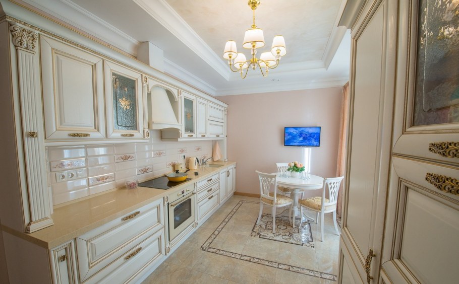 Бежевая кухня в классическом стиле