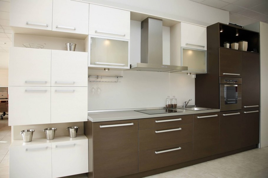 Кухонный гарнитур коричневый с белым