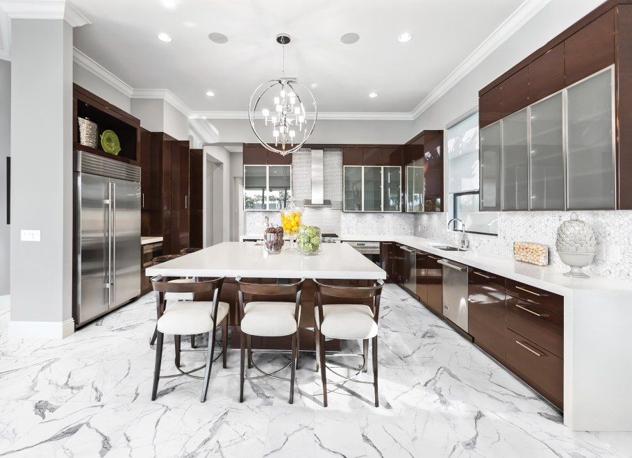 Кухня просторная в современном стиле