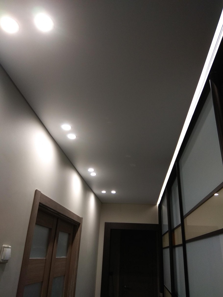 Световые линии на натяжном потолке в прихожей