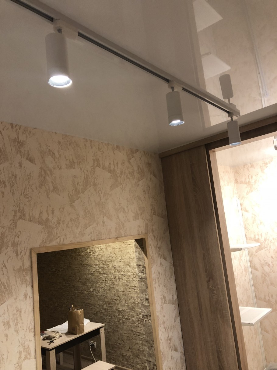 Трековые светильники викоридоре