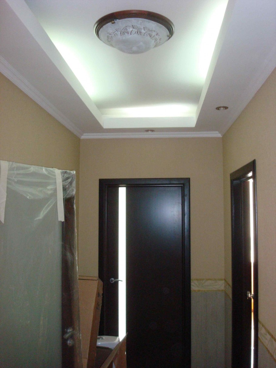 Потолок из гипсокартона в прихожей