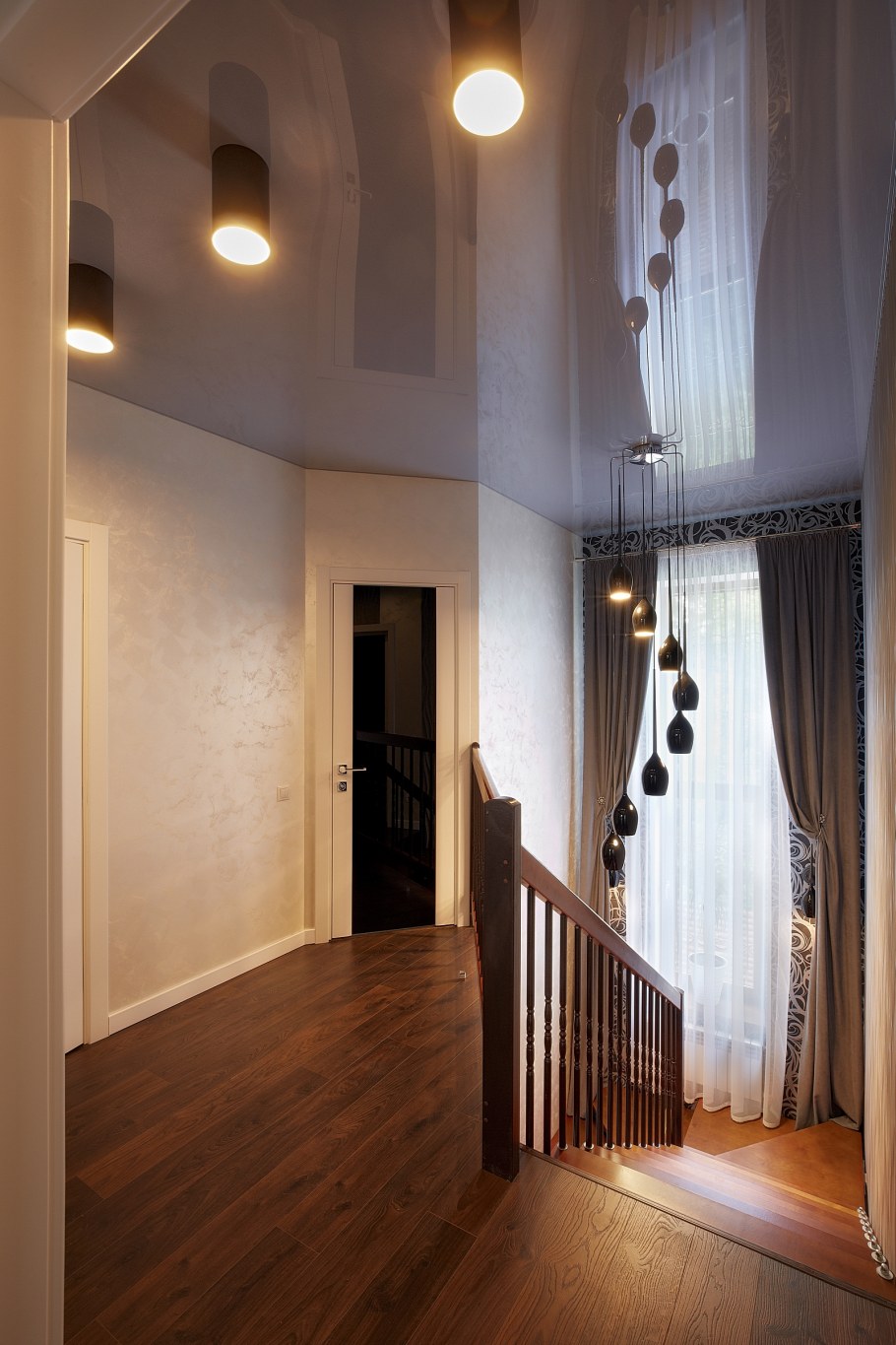 Глянцевый натяжной потолок в коридоре