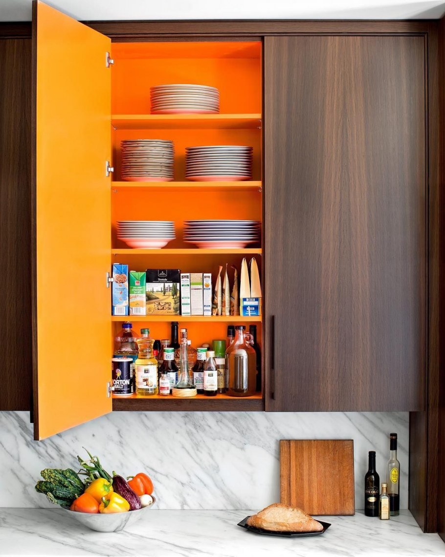 Шкаф пенал в интерьере кухни