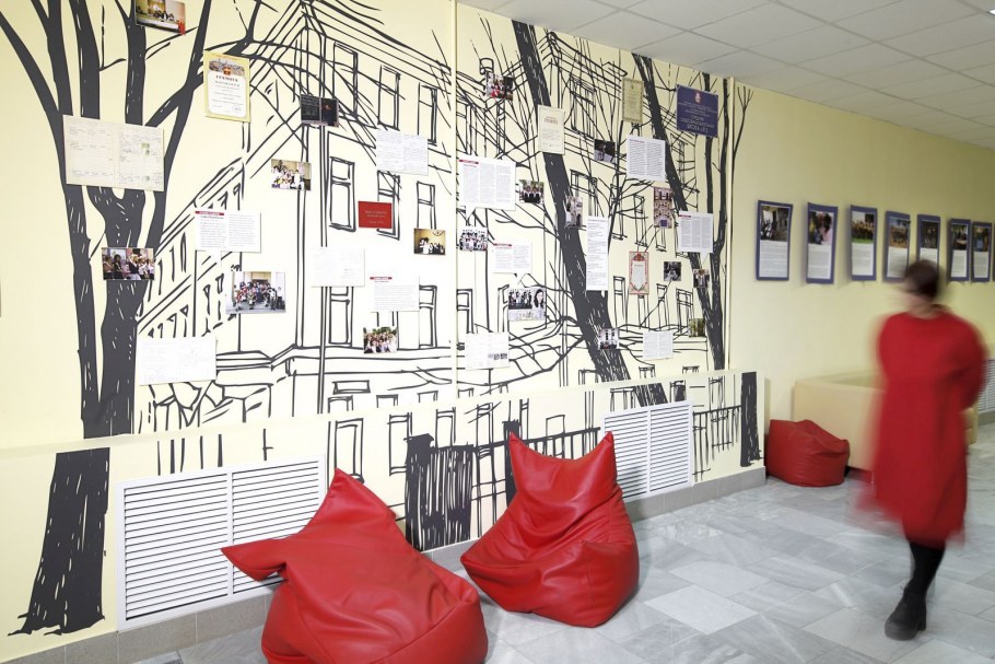 Декор стен в школе