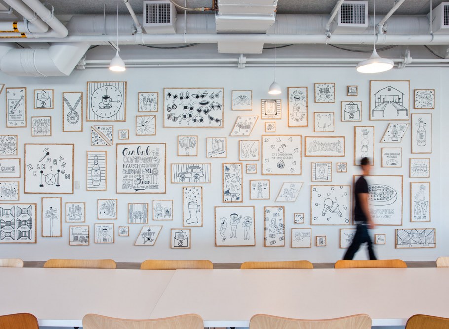 Стенд в офисе креативный