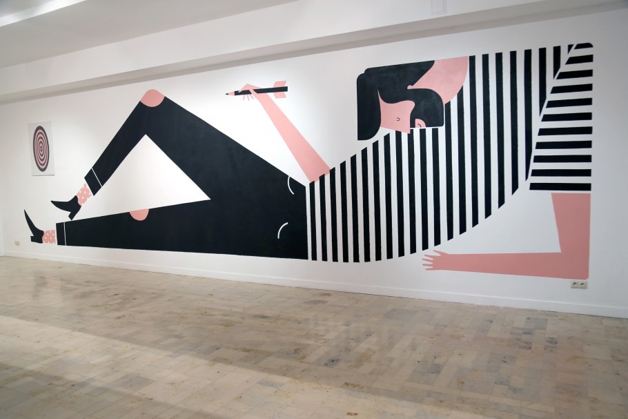 Абстракция на стене в офисе