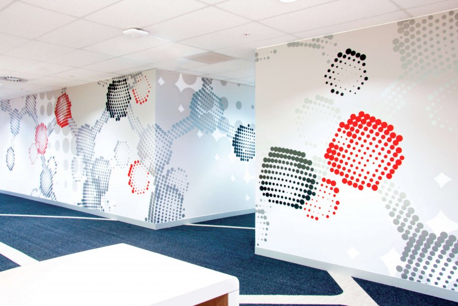 Абстракция на стене в офисе