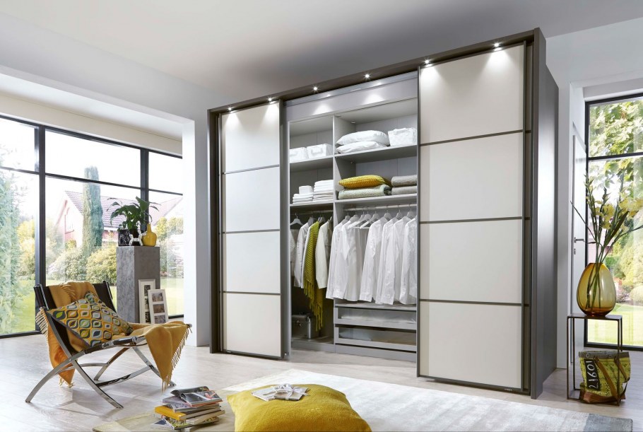 Узкая дверь в гардеробную